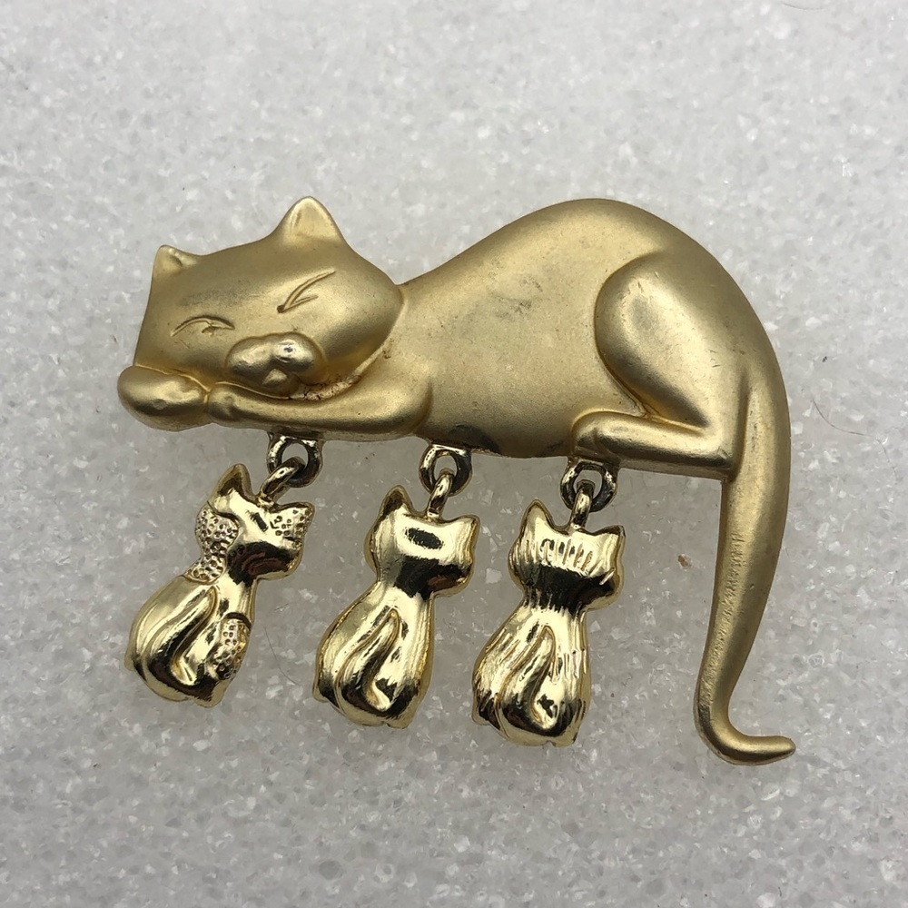 𝅺vintage Danecraft Matte & Shiny Gold Tone Cat & Kittens Brooch 2”